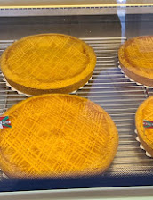 Part de gâteau basque coupée montrant sa garniture généreuse